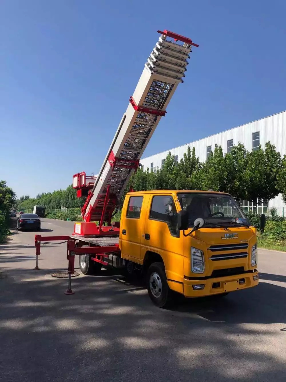 厚街镇附近的云梯车出租服务：轻松解决高空作业需求